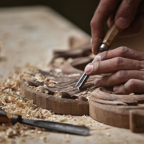 carpenter-working-wood-looking-inspiracion